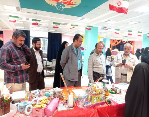 بازدید مسئولین محترم و دانش آموزان عزیز از دهمین نمایشگاه جشنواره جابربن حیان ( خرداد ماه )