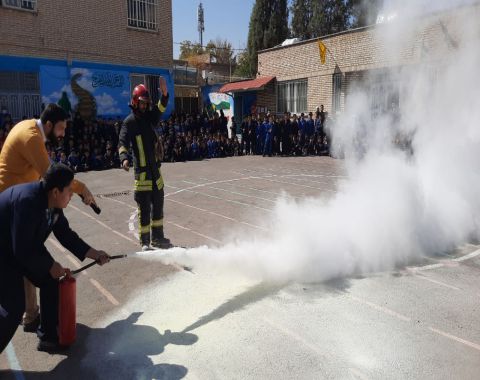 حضور آتش نشان محترم جناب آقای ابراهیم پور در آموزشگاه به مناسبت آغاز هفته ایمنی