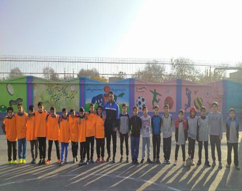 برگزاری مسابقات ورزشی فوتبال و هندبال در حیاط آموزشگاه