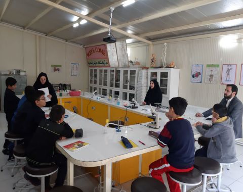حضور دانش آموزان عزیز در آزمایشگاه دبیرستان جهت انجام آزمایش‌های مربوط به مسابقات آزمایشگاهی