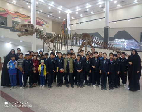 بازدید دانش آموزان عزیز به صورت پایه ای از موزه علوم زمین و سنگها